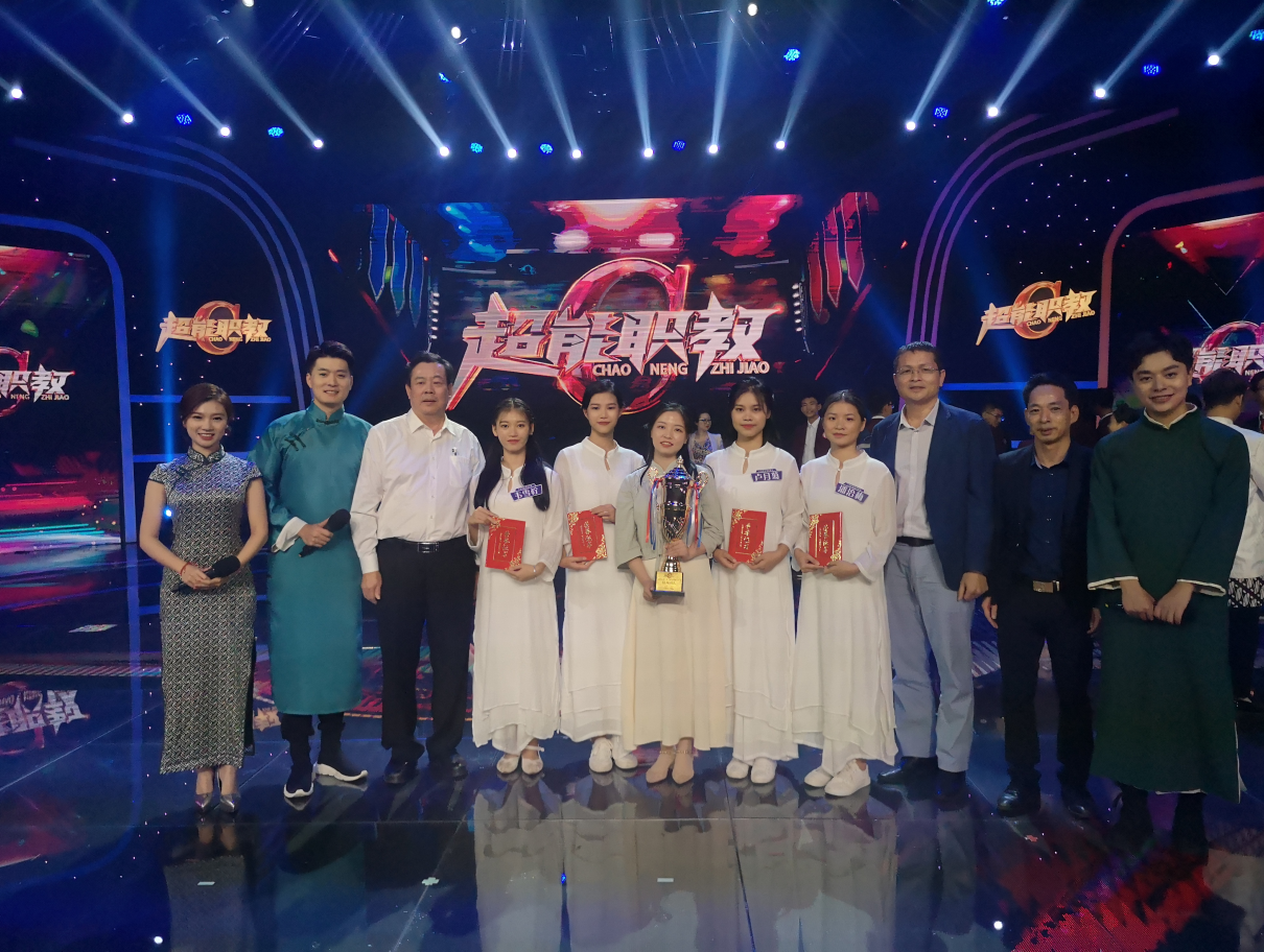 支部党员指导的学生在广西电视台都市频道《超能职教》栏目展示长嘴壶茶艺