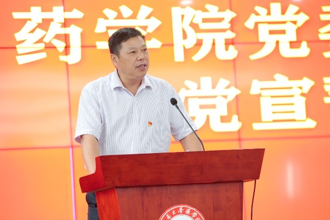 图2 校长张卫国参加新党员入党宣誓仪式.jpg