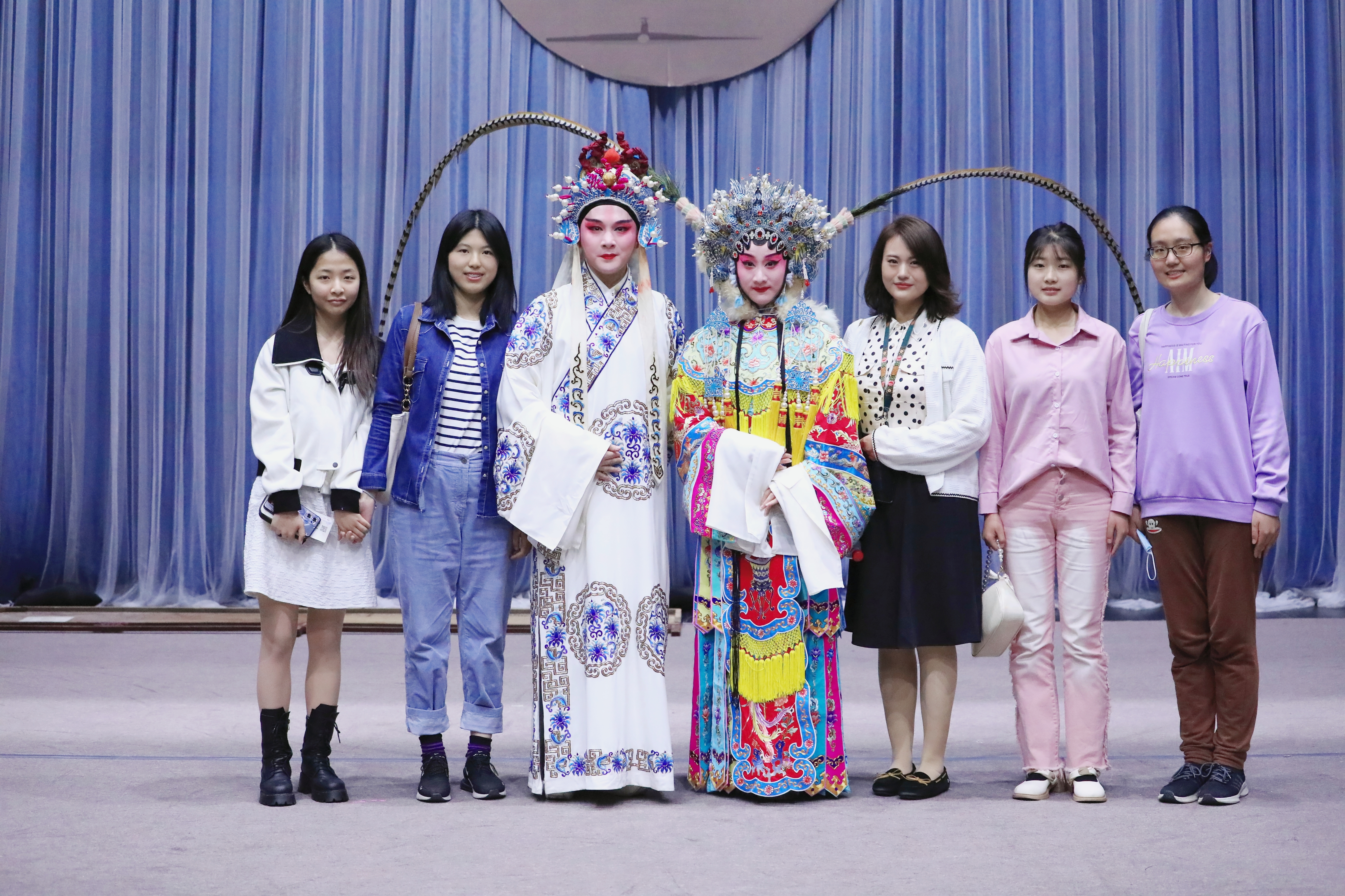 走进剧场，体悟戏里乾坤（“我为师生办实事”）