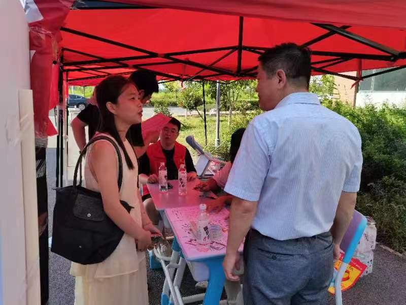 5.学院党委副书记李学东前往迎新服务点慰问党员志愿者