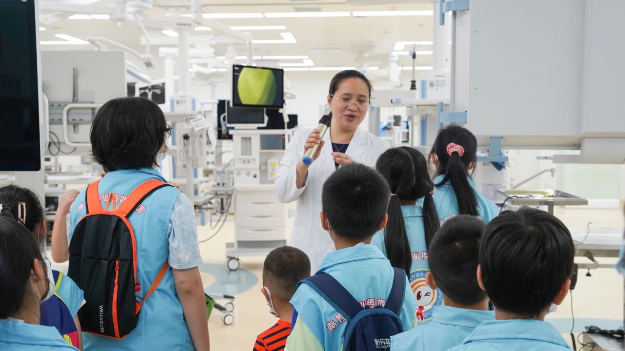 在中山一院南沙院区国际机器人手术培训中心，临床能力培训中心专家向小学生介绍达芬奇机器人如何开展手术及其功能.jpg