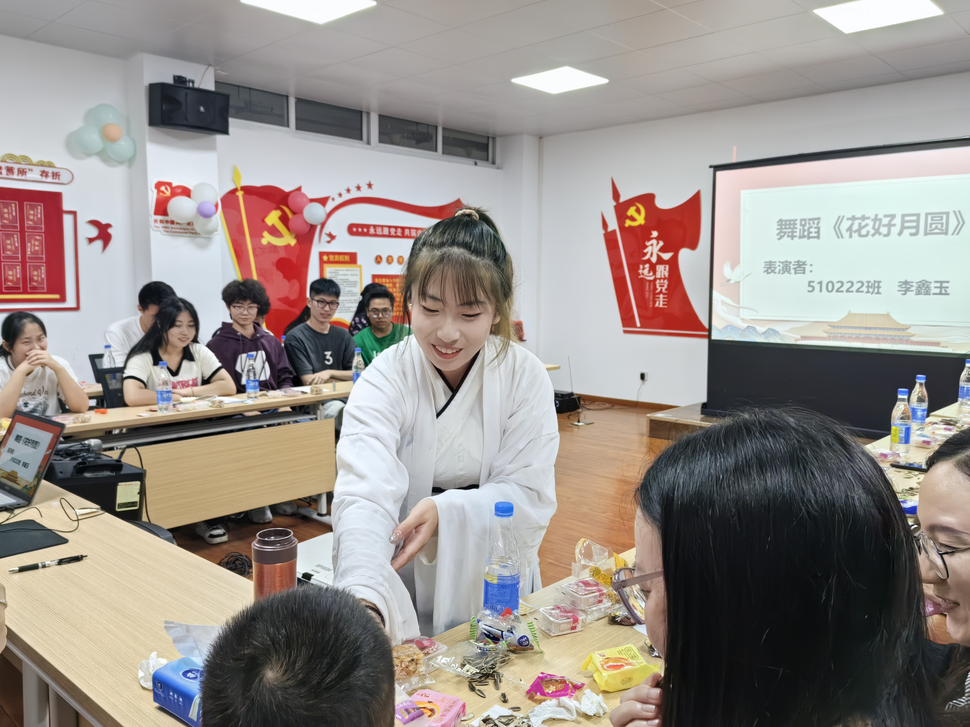 学生入党积极分子表演舞蹈节目《花好月圆》。