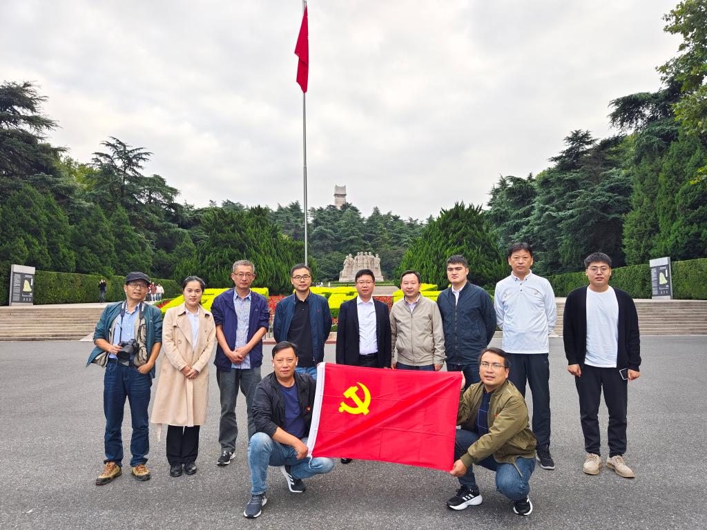 参观雨花台烈士陵园.jpg