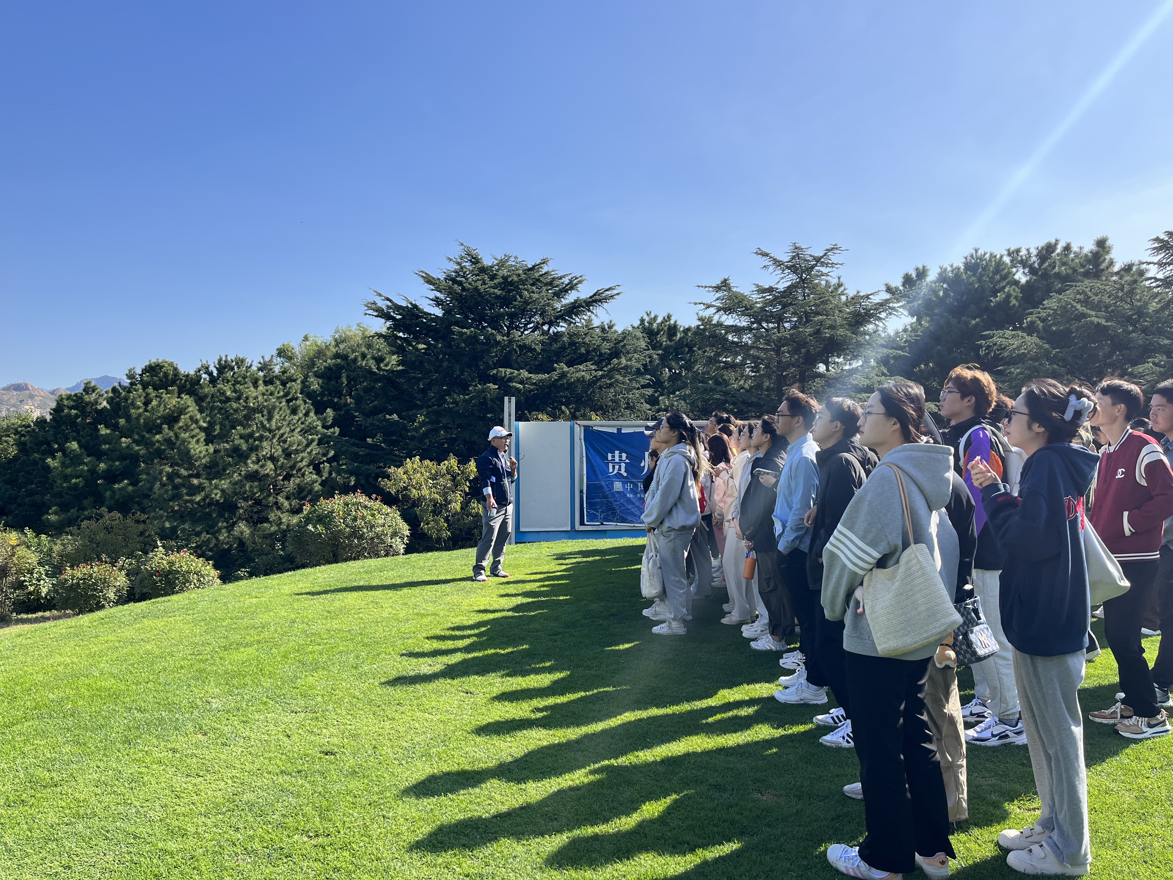 图1：学生在青岛国际高尔夫俱乐部学习调研.JPG