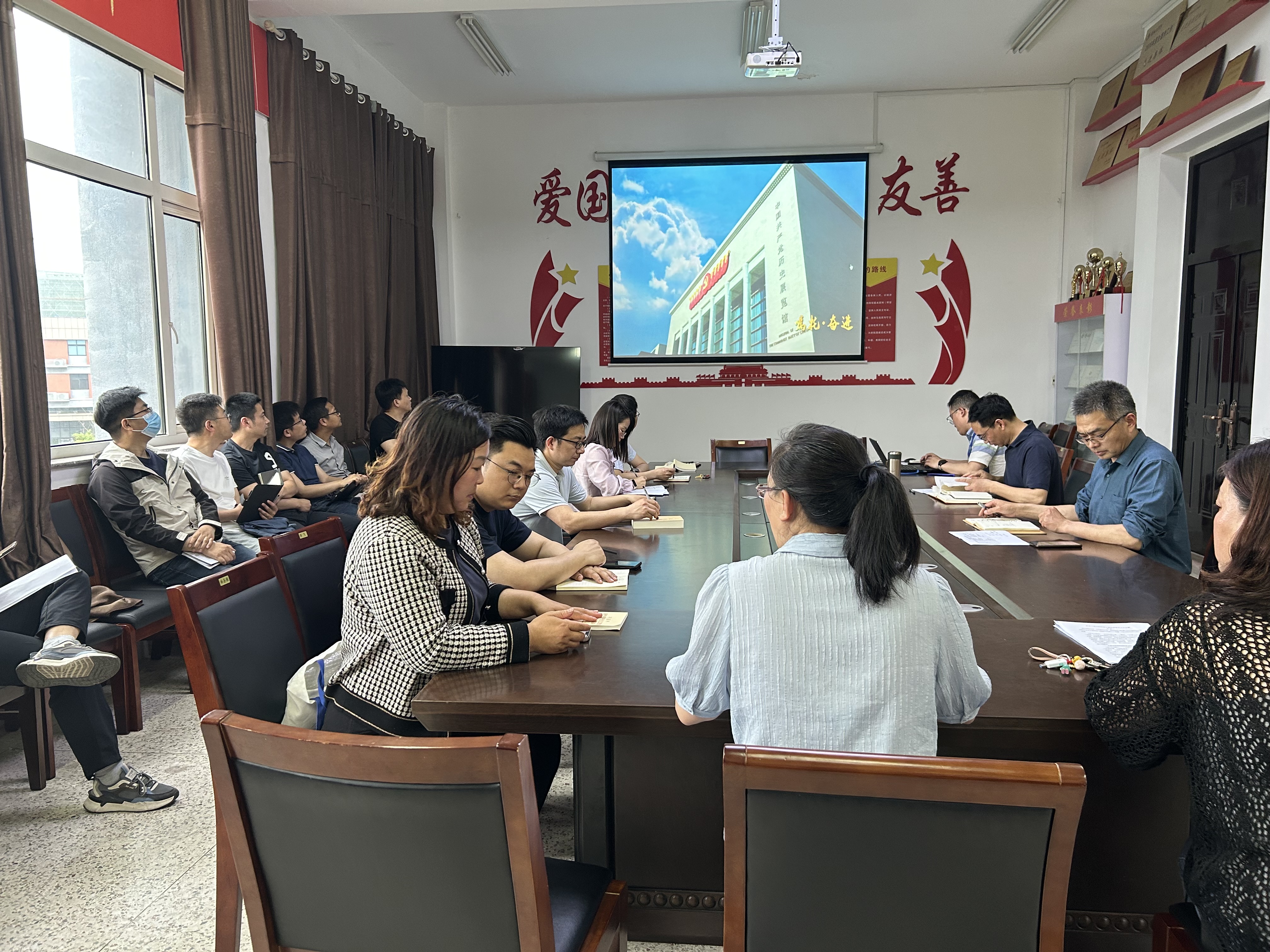 2023.05.17 教工党支部集中观看主题教育专题片《嘱托·奋进》.png