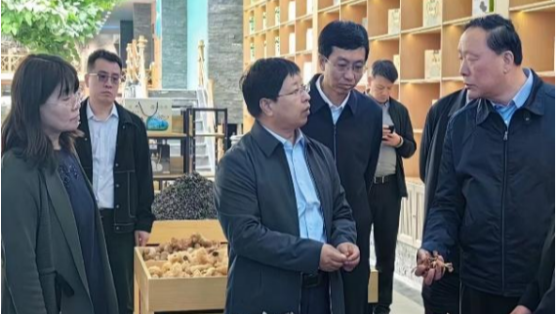 省委常委、统战部部长徐广国在教工第二党支部服务的中阳县木耳基地调研并召开座谈会