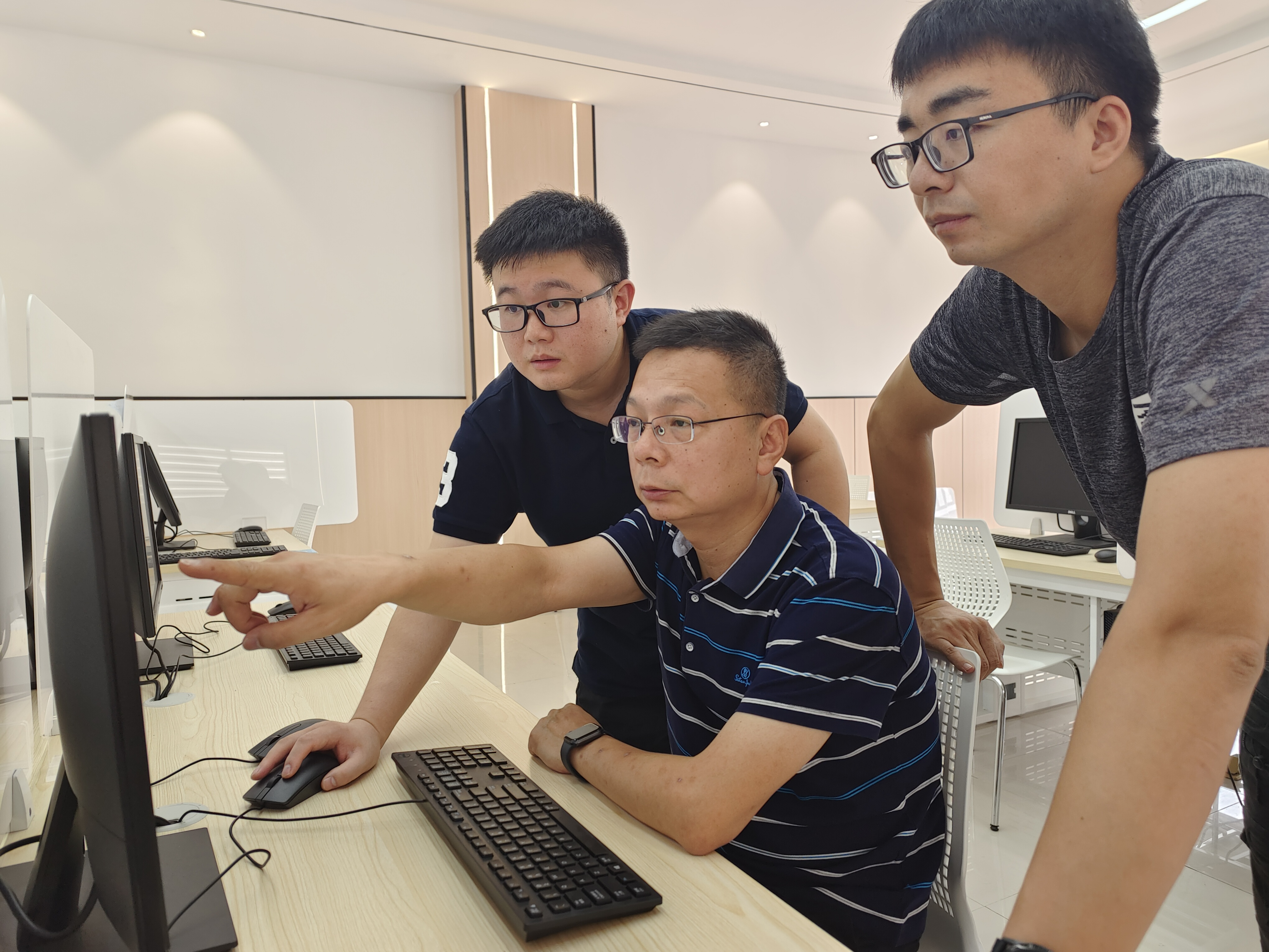 国家级首席技能大师工作主持人鲁先志开展指导工作.jpg