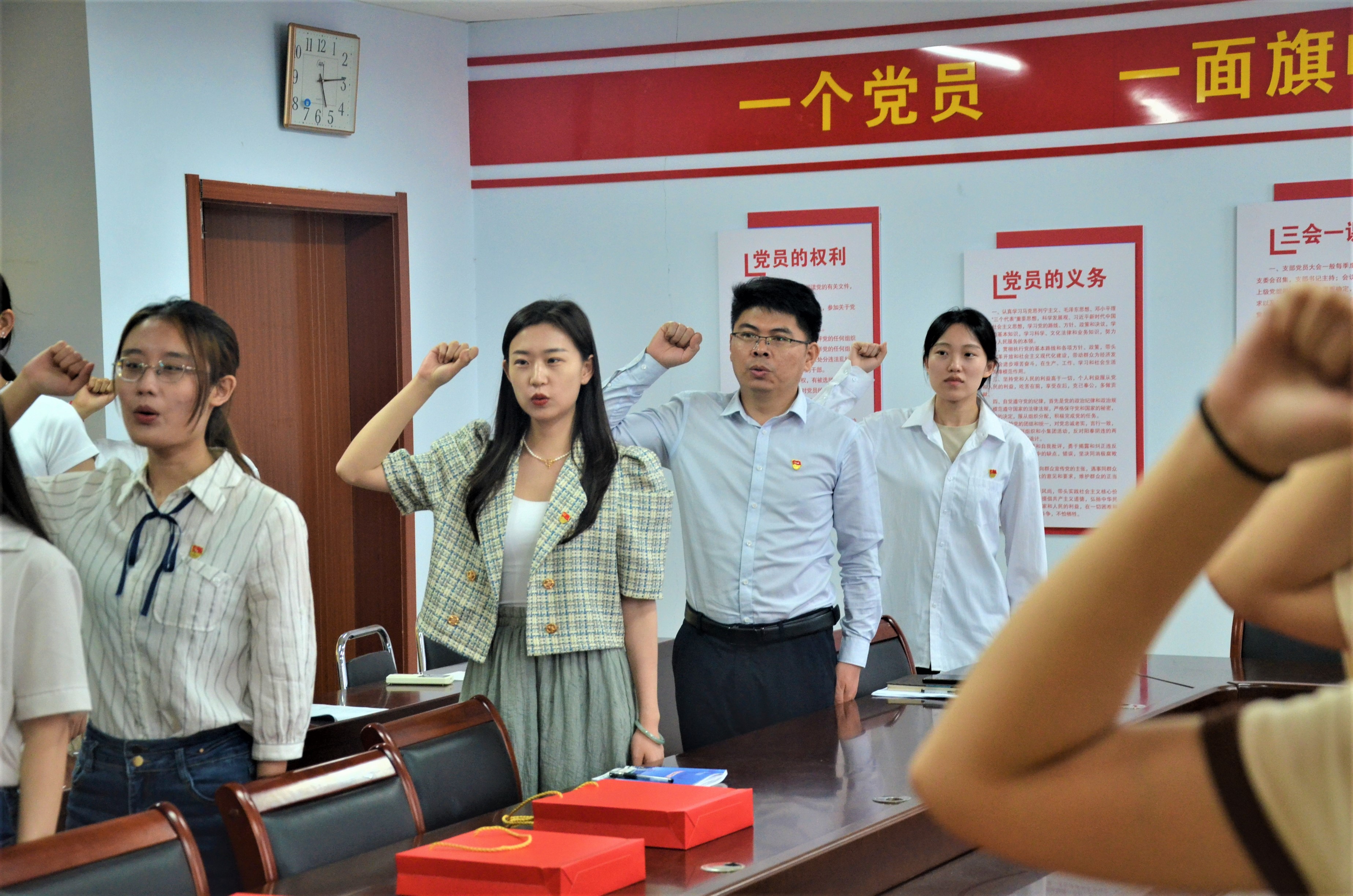 大学生采访党员照片图片