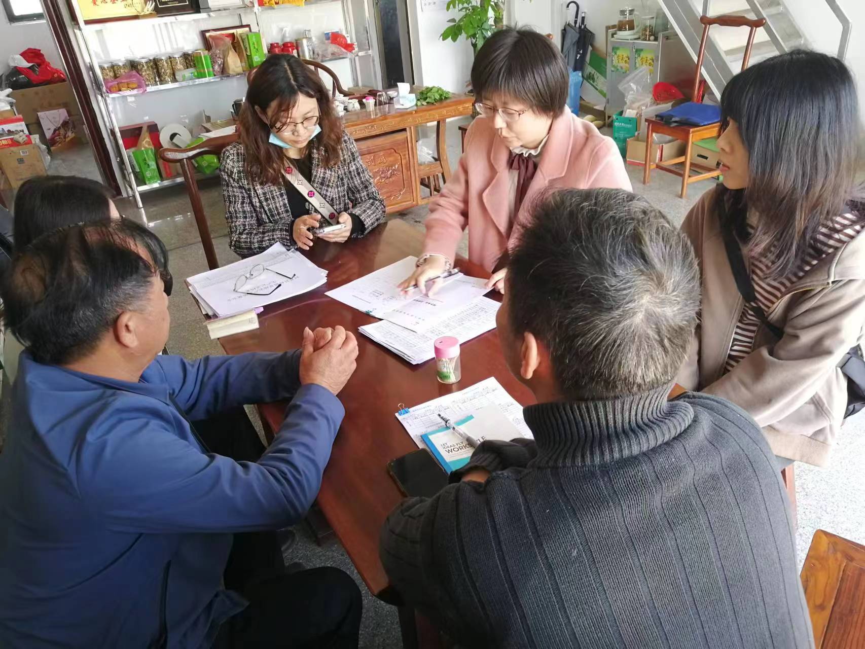 李瑜婷(右二)开展绿色食品认证企业生产基地现场检查工作.jpg 李瑜婷(右二)开展绿色食品认证企业生产基地现场检查工作.jpg