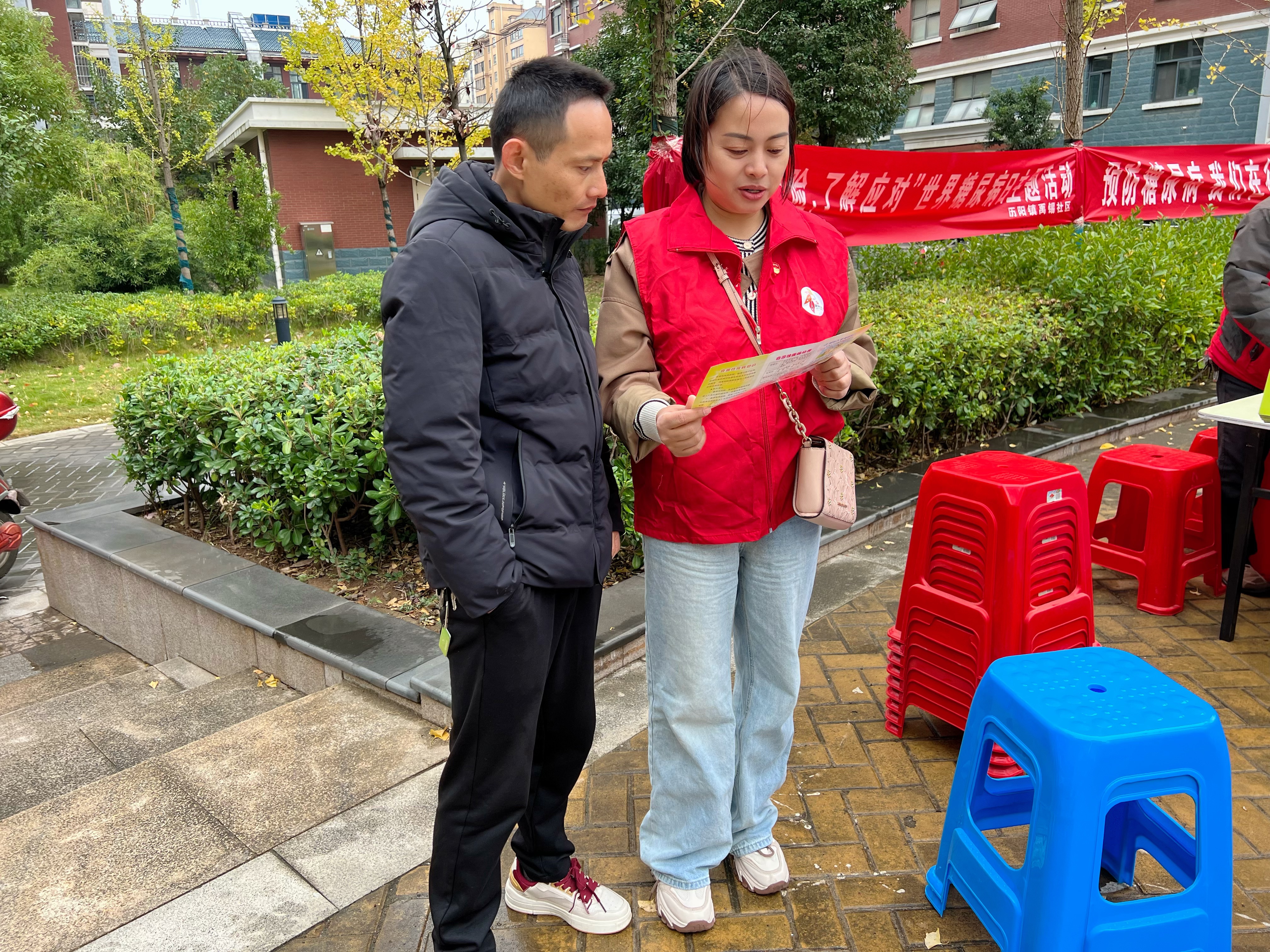 李琴参加健康知识普及活动.jpg 李琴参加健康知识普及活动.jpg