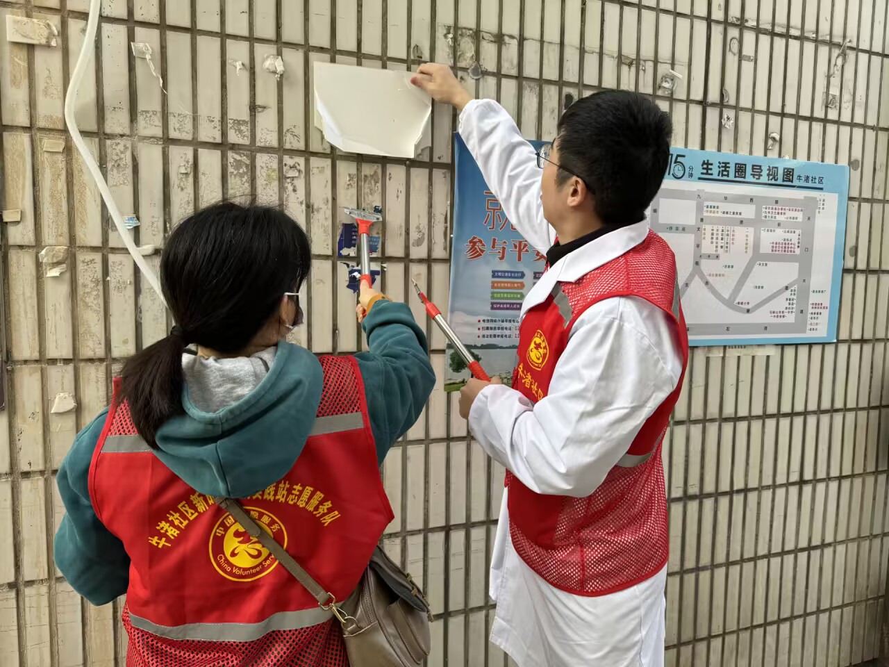 11月30日翟爱萍老师参加社区清理“牛皮癣”活动.jpg 11月30日翟爱萍老师参加社区清理“牛皮癣”活动.jpg