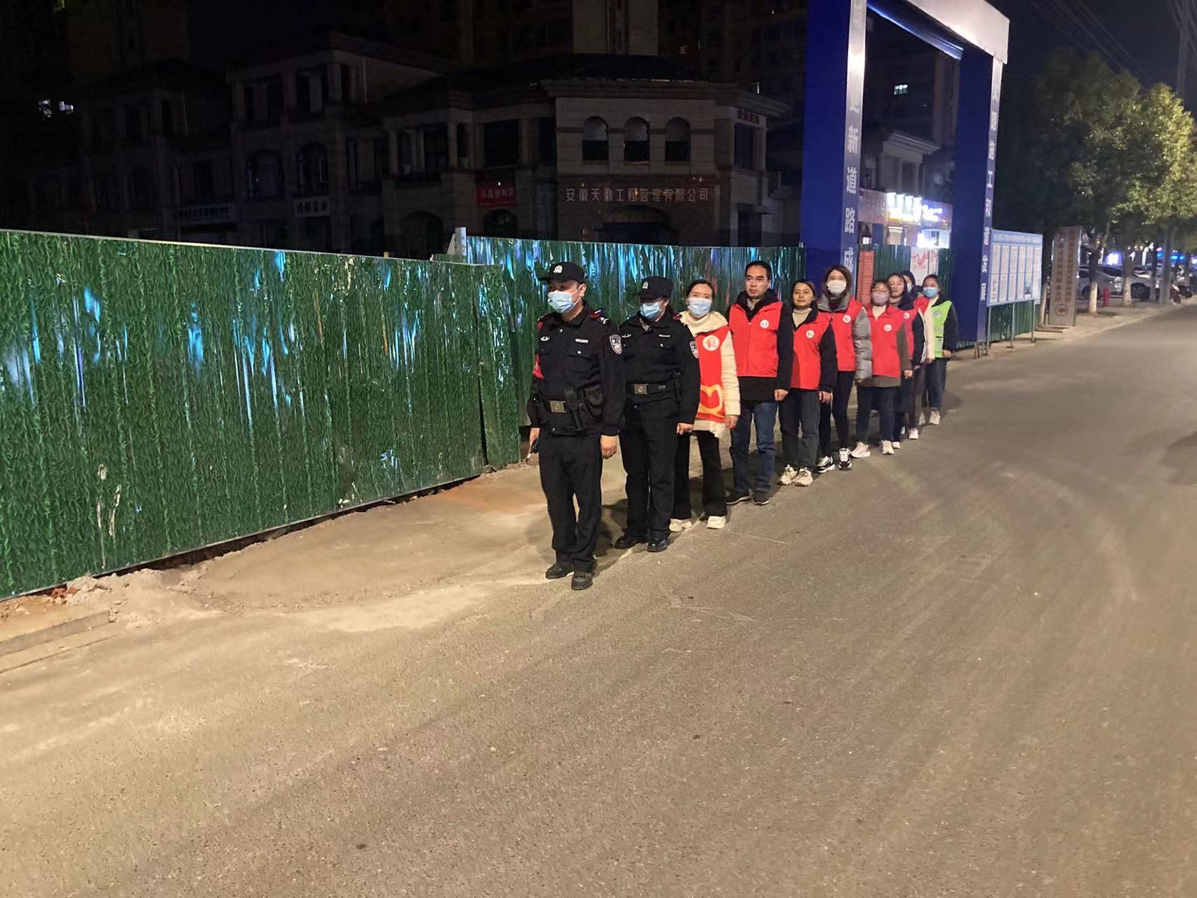 李琴、胡婷婷老师参加历阳镇禹锡社区的平安和县夜巡.jpg 李琴、胡婷婷老师参加历阳镇禹锡社区的平安和县夜巡.jpg