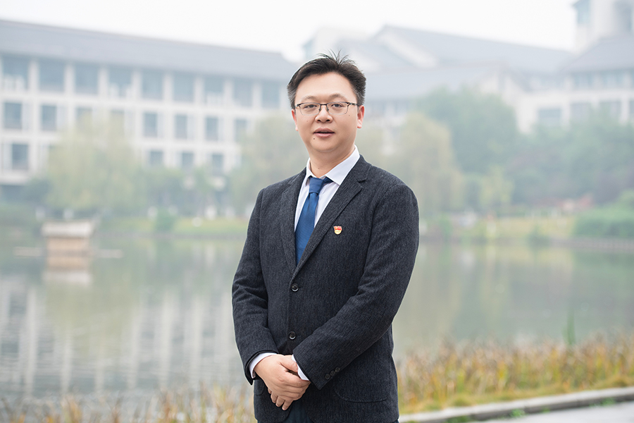 国际交流与合作处处长 周桐.jpg