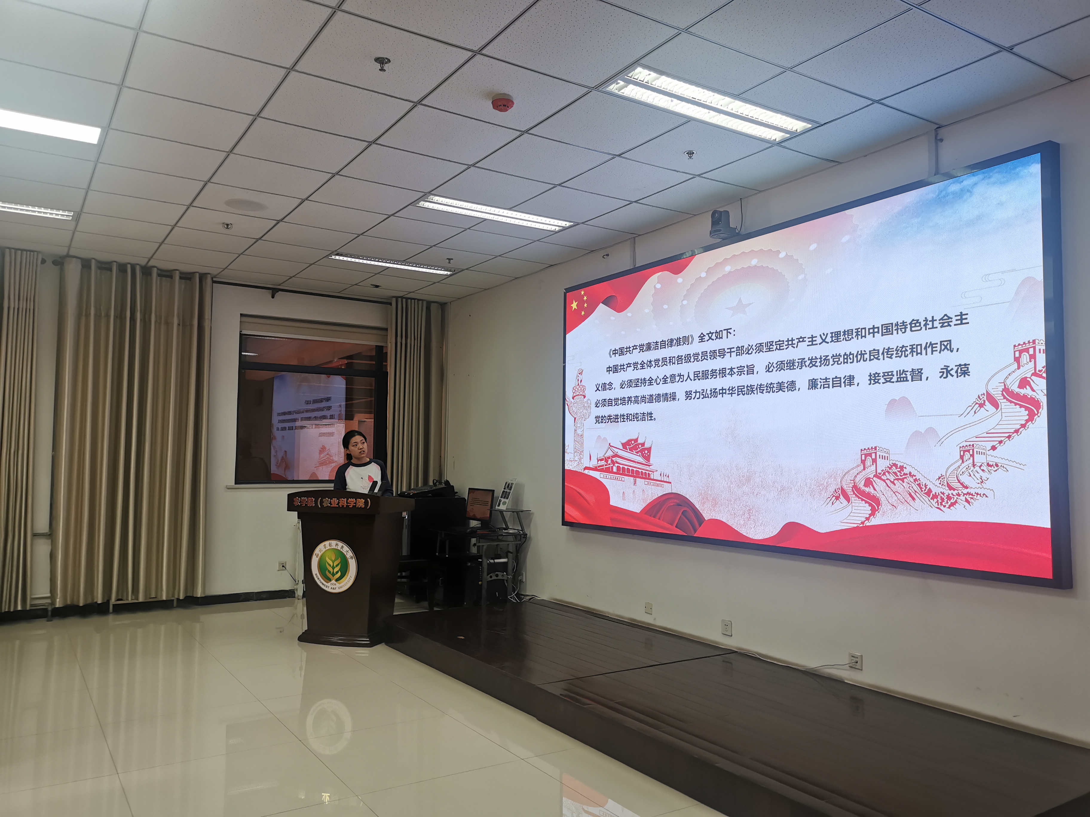 组织委员带领大家学习.jpg