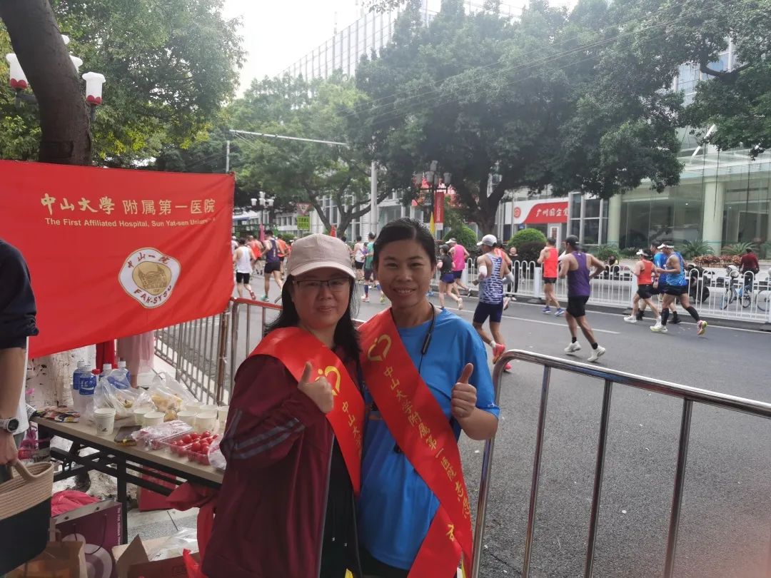 ▲补给点的中山一院志愿者们.jpg