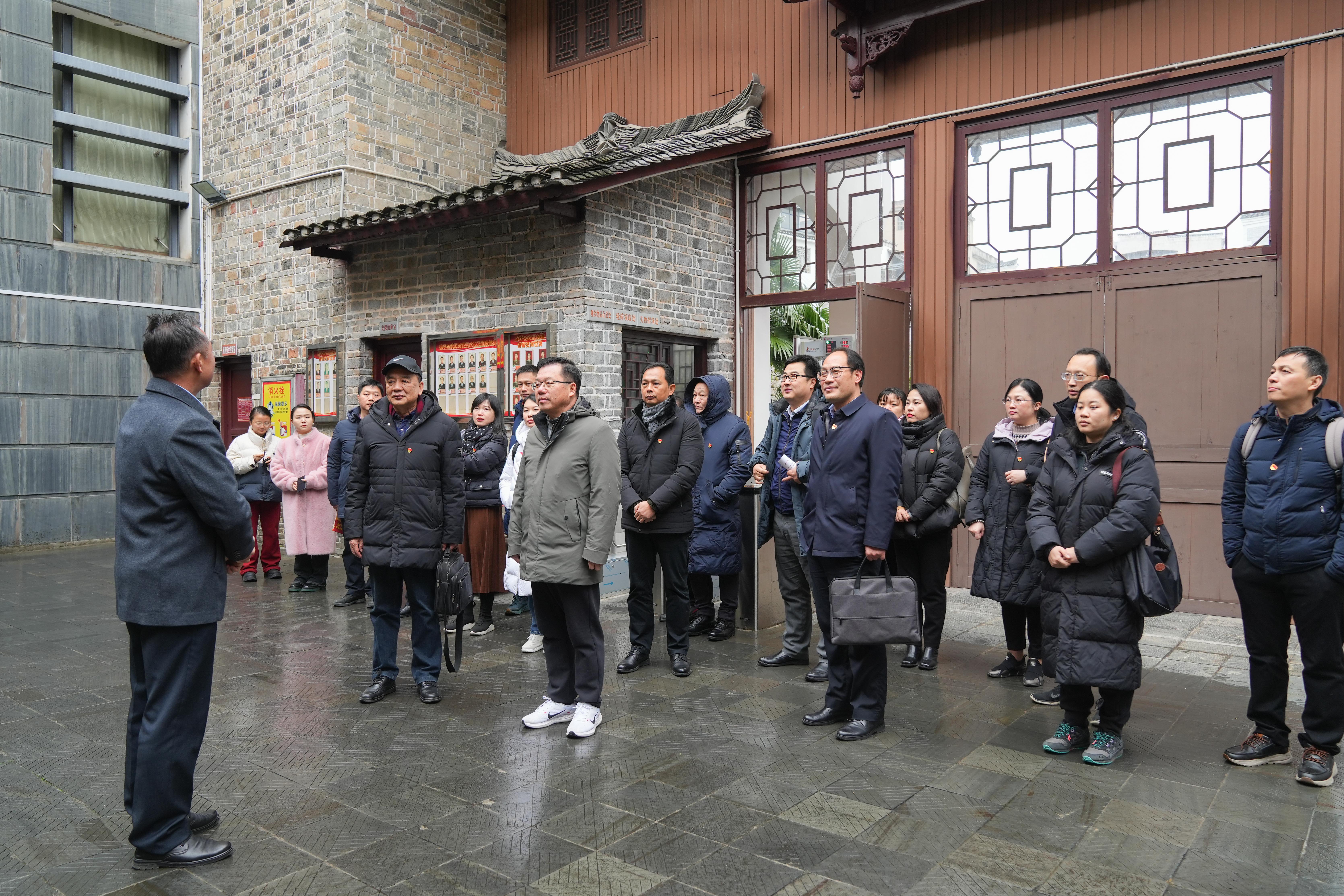 参观黎平会议纪念馆.jpg 参观黎平会议纪念馆.jpg