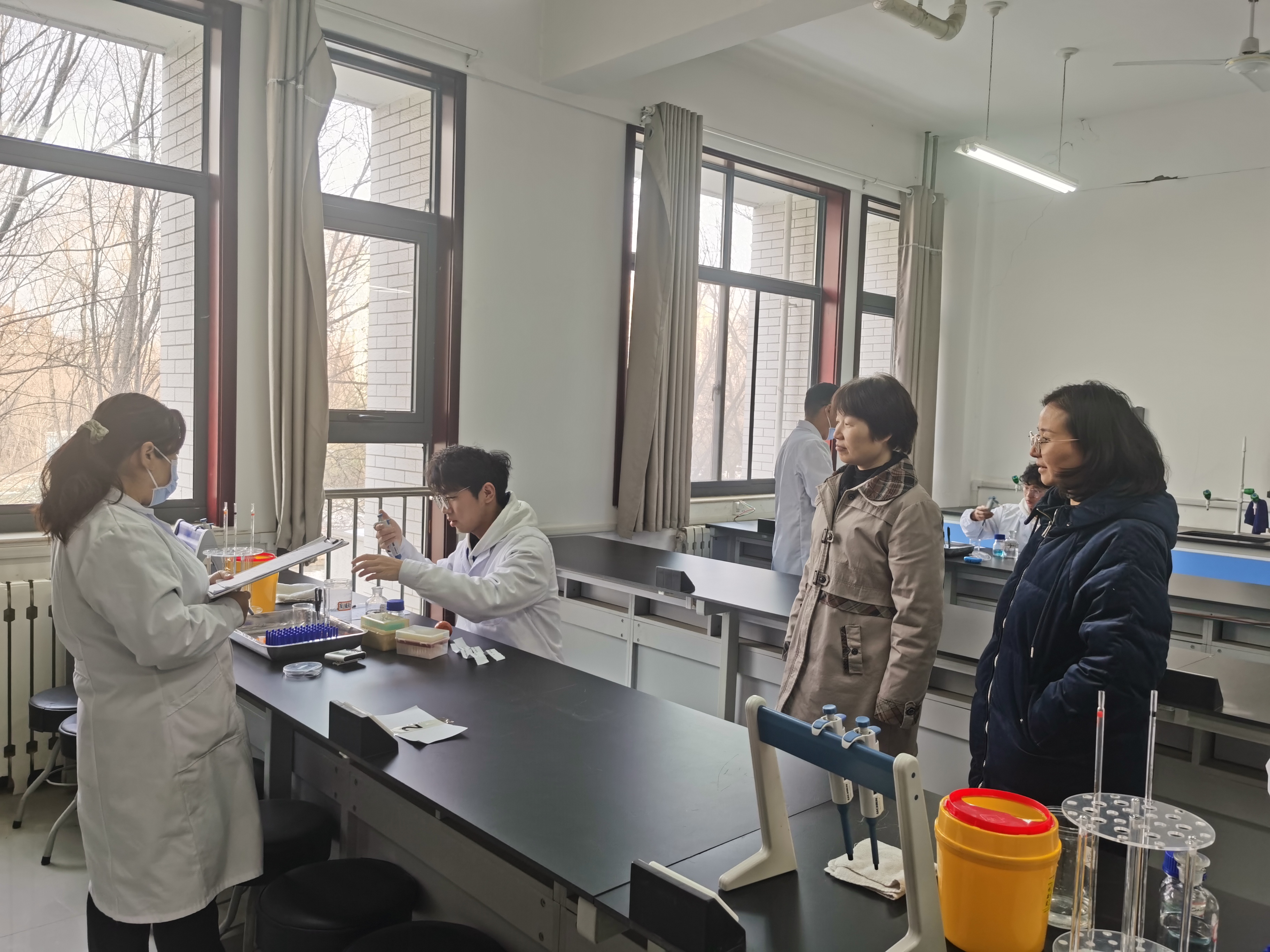 医学检验技术专业比赛操作现场.jpg