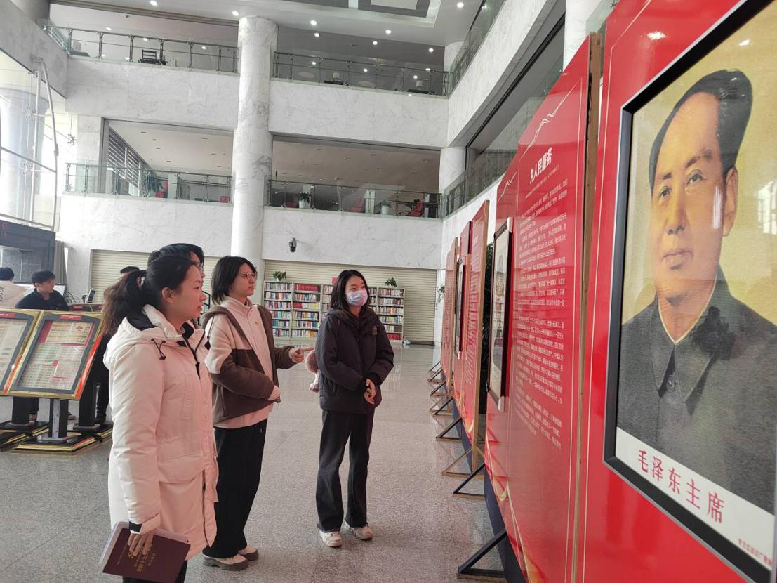 参观展览.png
