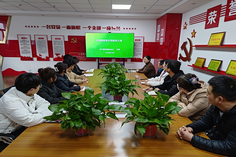 邱燕讲党课.jpg