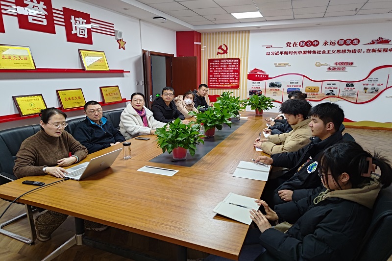 邱燕讲党课2.jpg