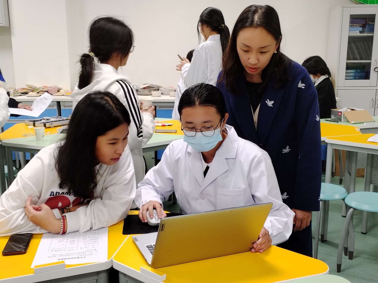 党员教师指导学生采集信息.jpg