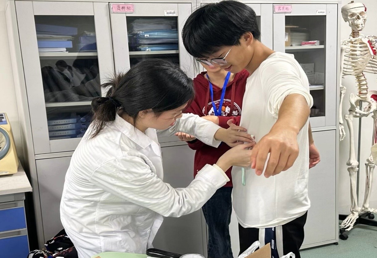 学生开展腰臀围信息采集.jpg