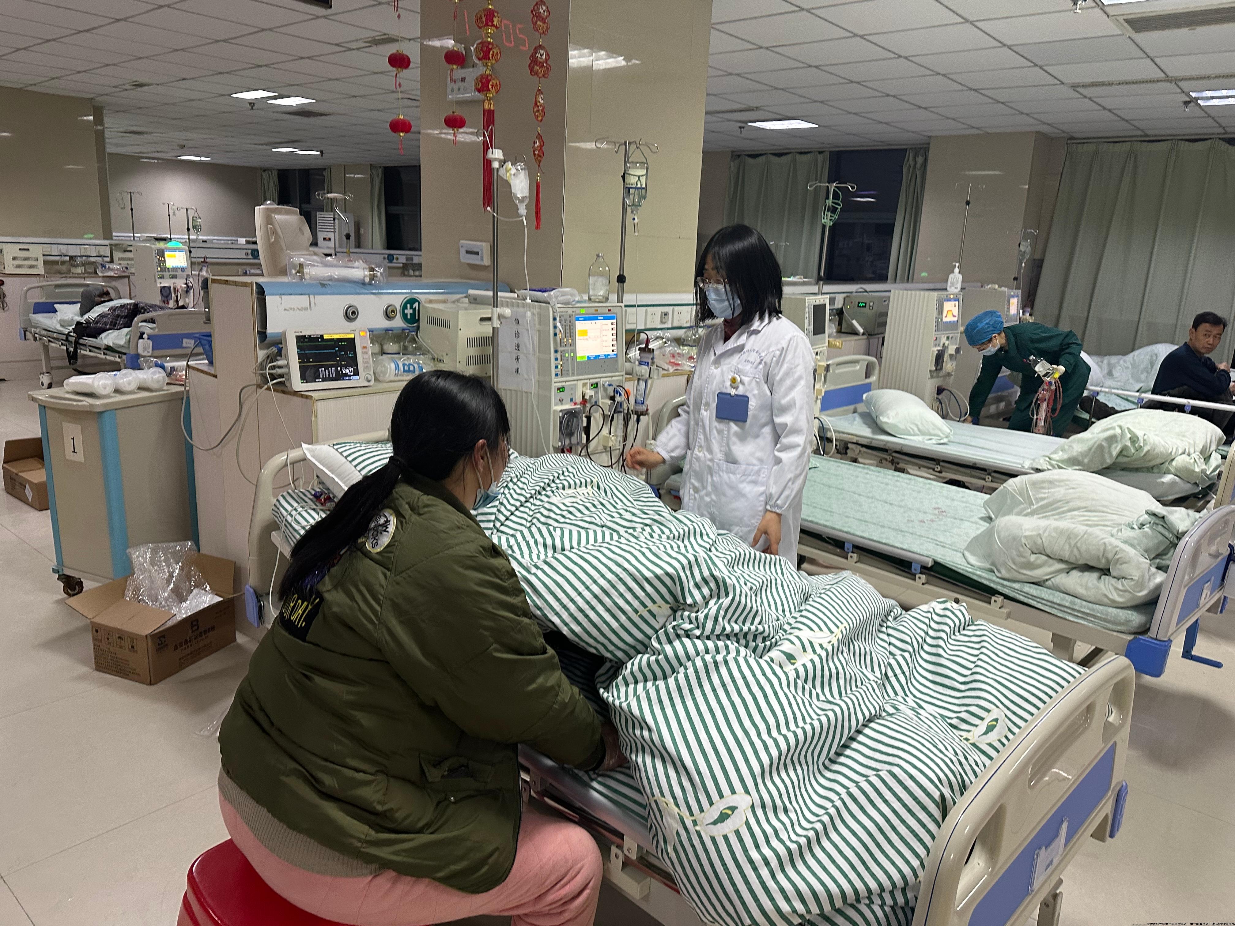 谢琴秀主任医师查视危重患者.jpg
