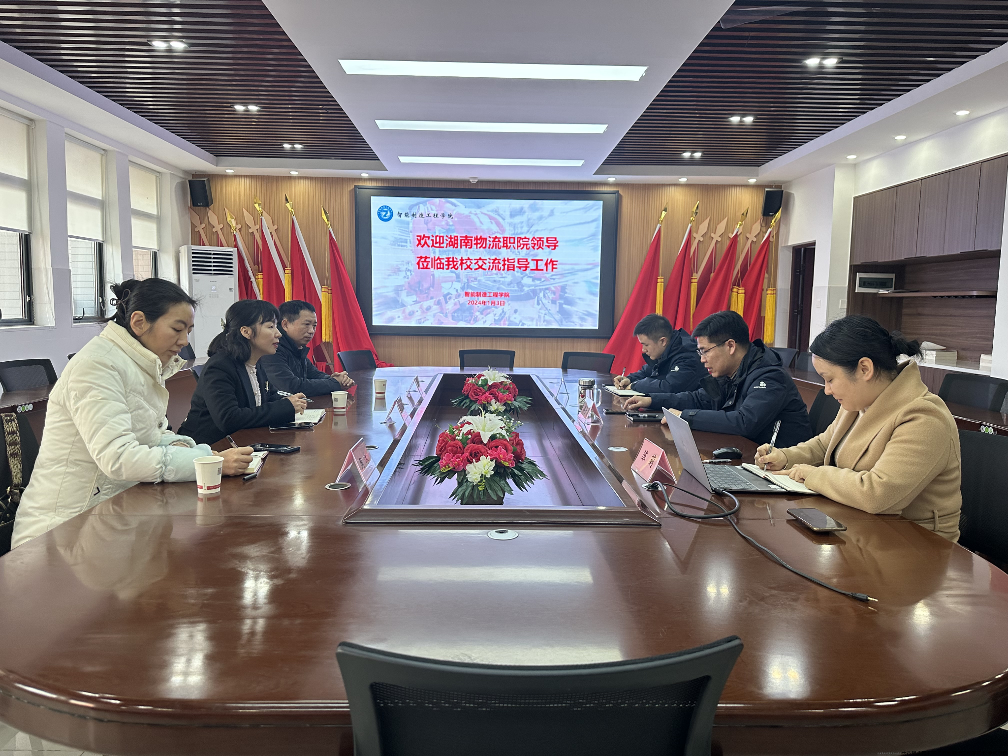 双方进行座谈交流.png