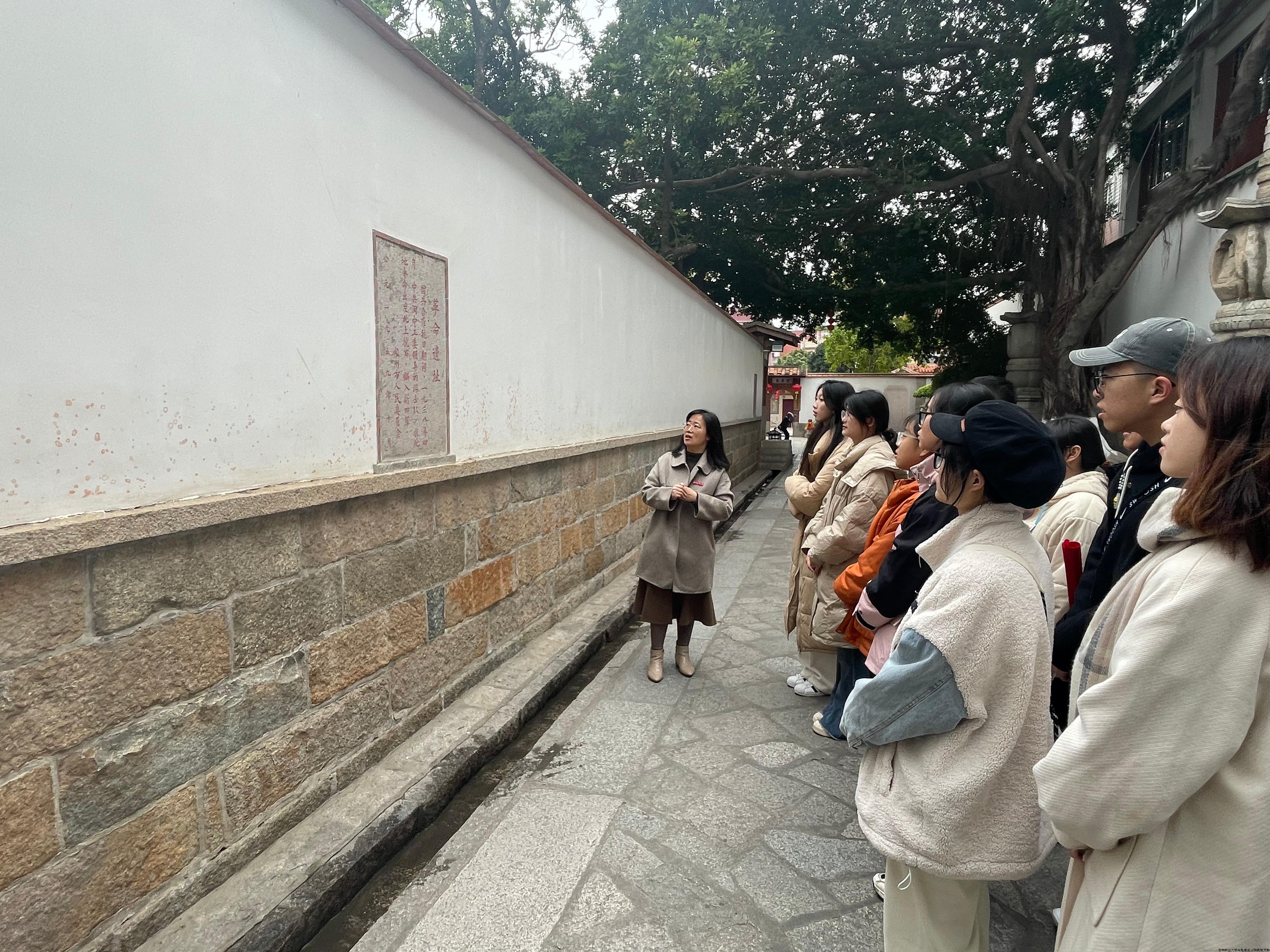 张映彬老师为学生讲述中共闽中工委组织红军游击编入新四军奔赴皖南前线抗日事迹.jpg