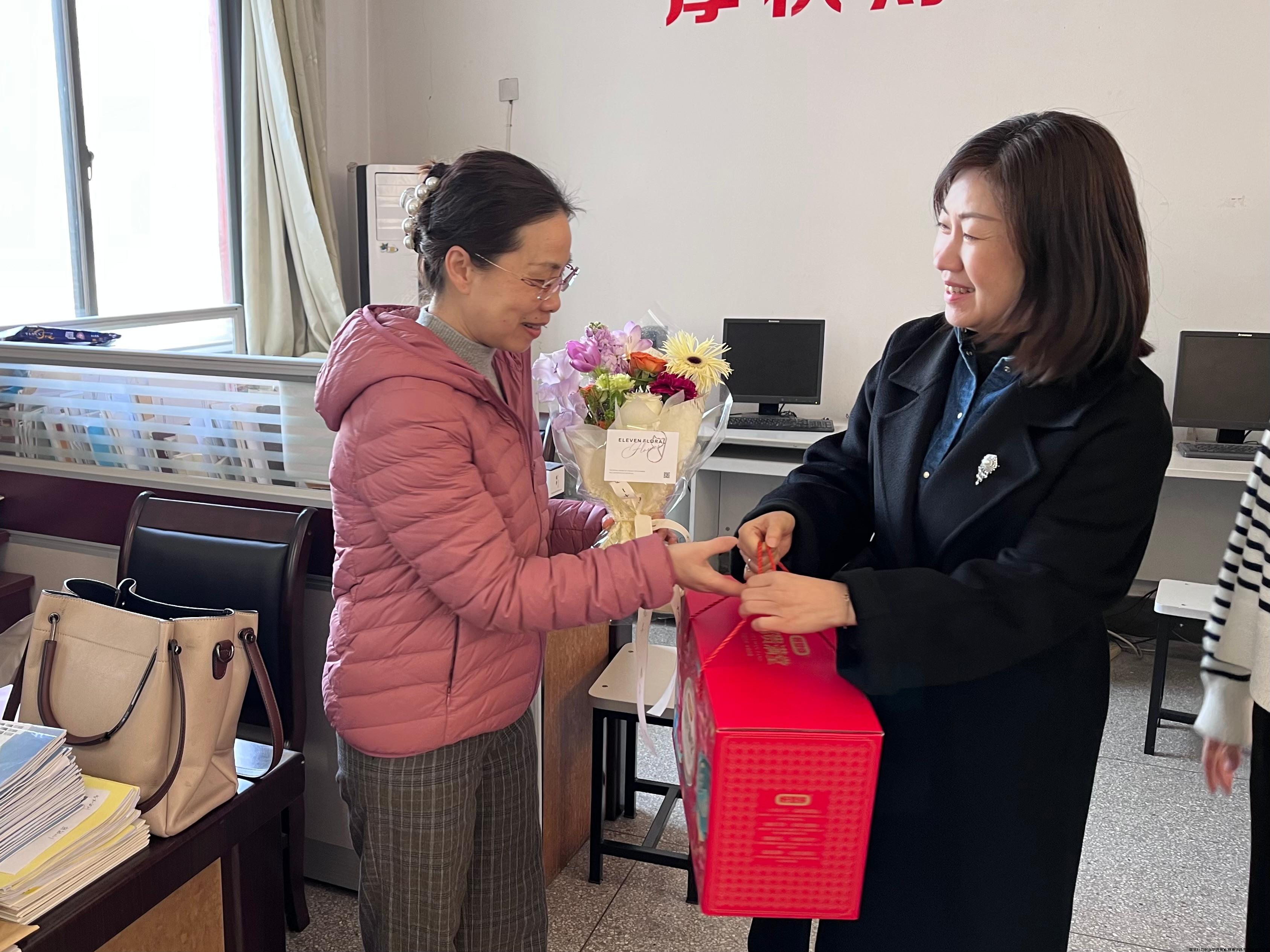 王院长为戴老师发放慰问礼品.JPG