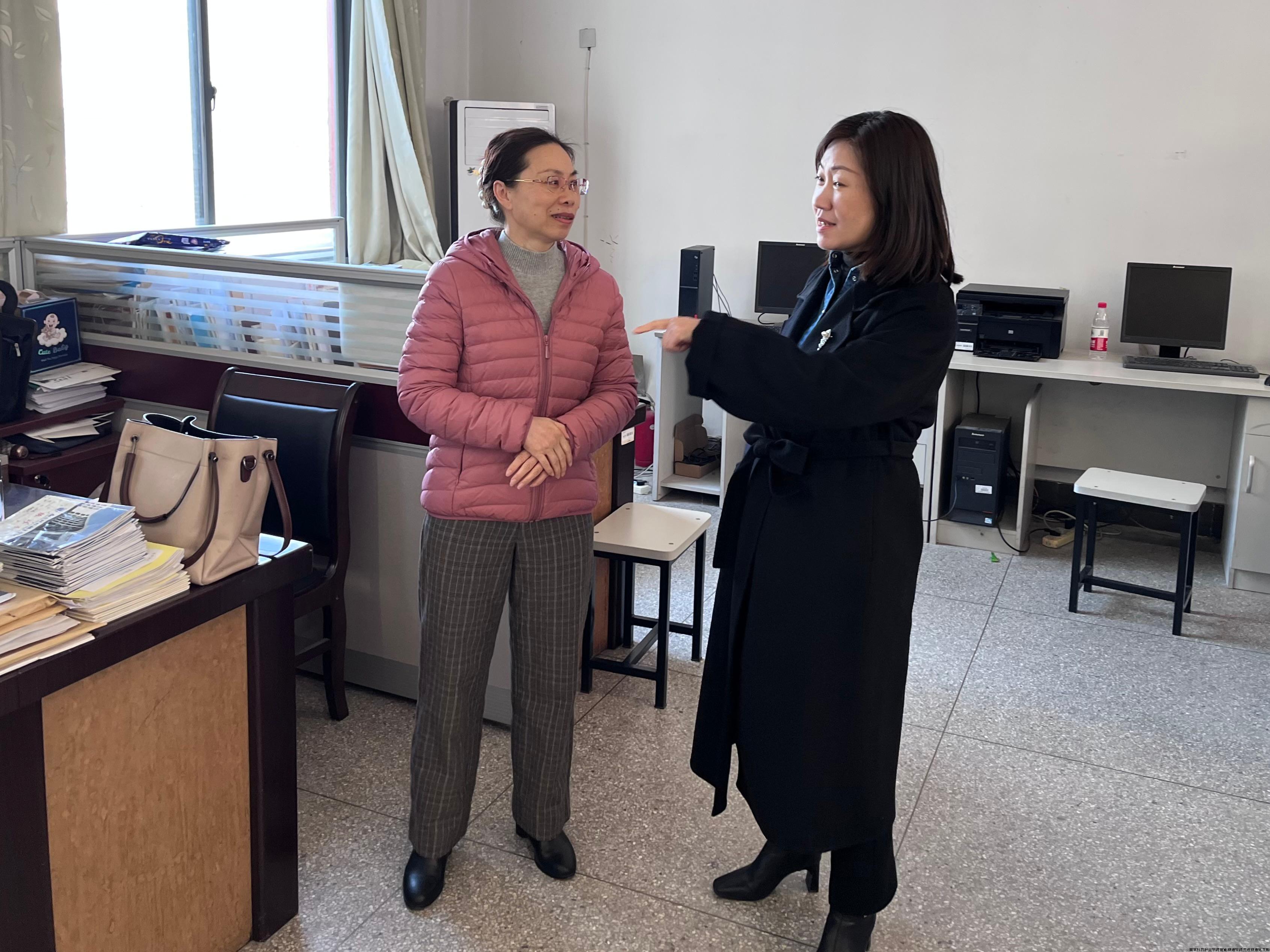 王院长与戴老师亲切交流.JPG