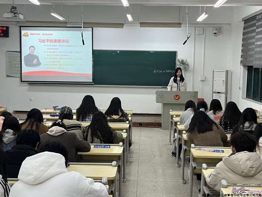 学生党员宣讲延安精神.jpg