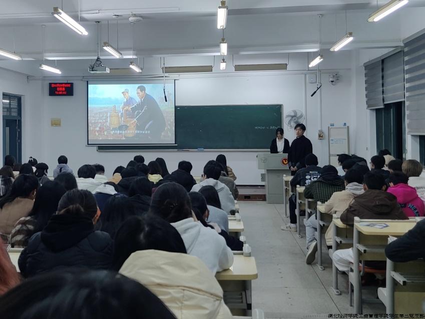 我院学子认真聆听延安精神宣讲.jpg