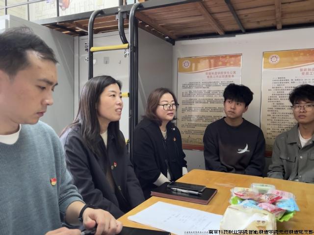 老师与学生亲切交流.jpg