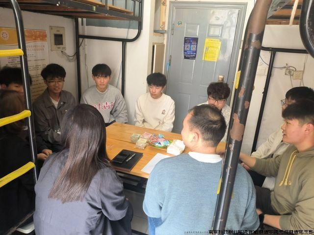 学生诉说生活困惑.jpg
