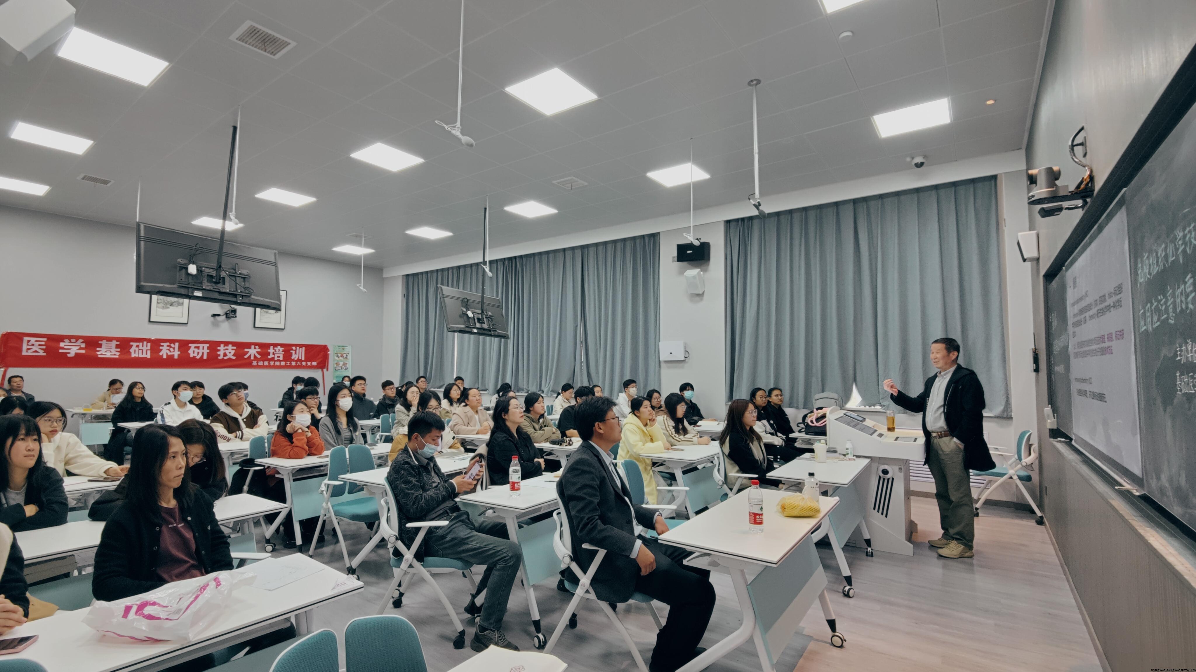 图1-修贺明进行免疫组化技术讲解.jpg