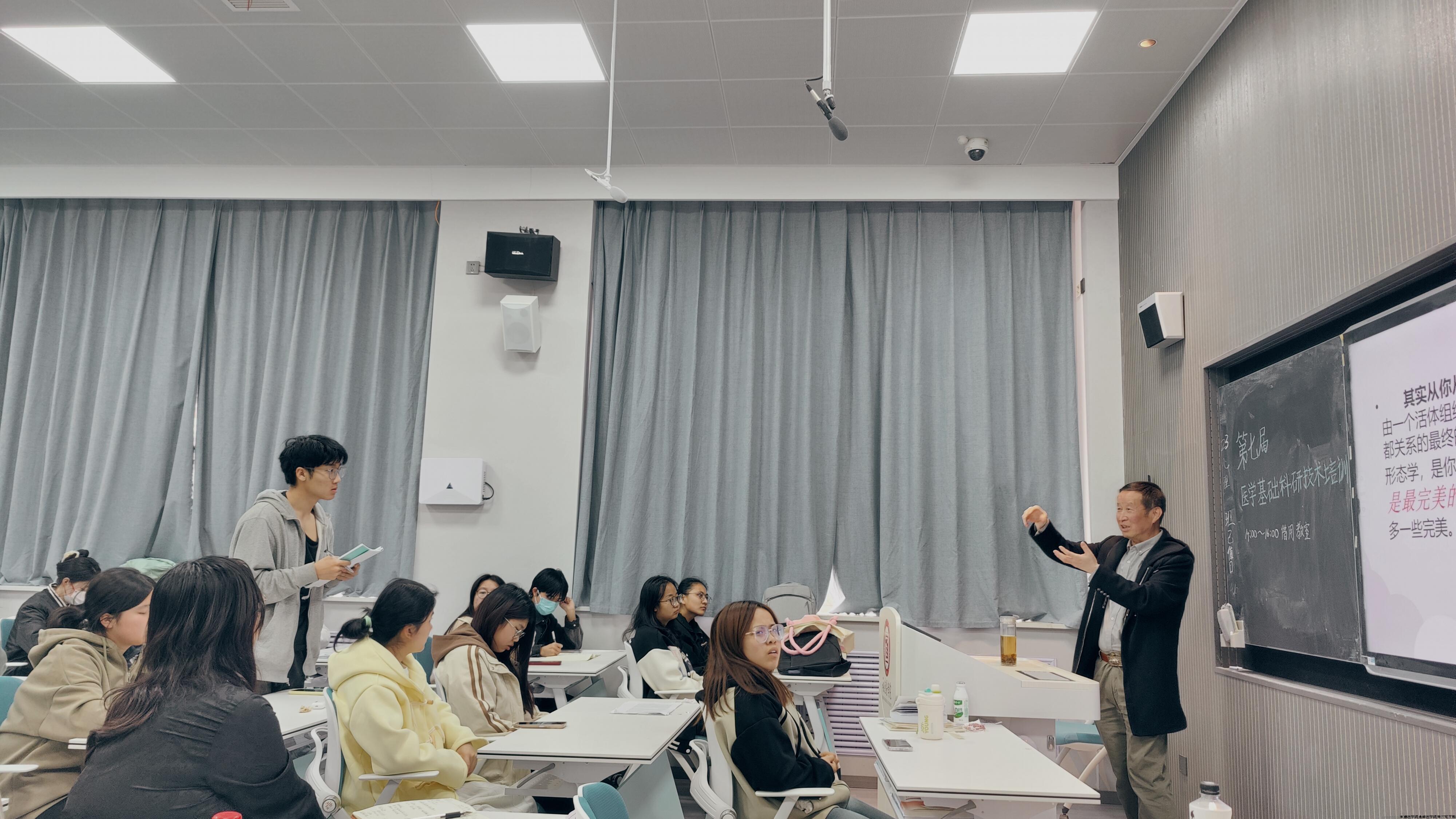 图2-修博士进行答疑.jpg