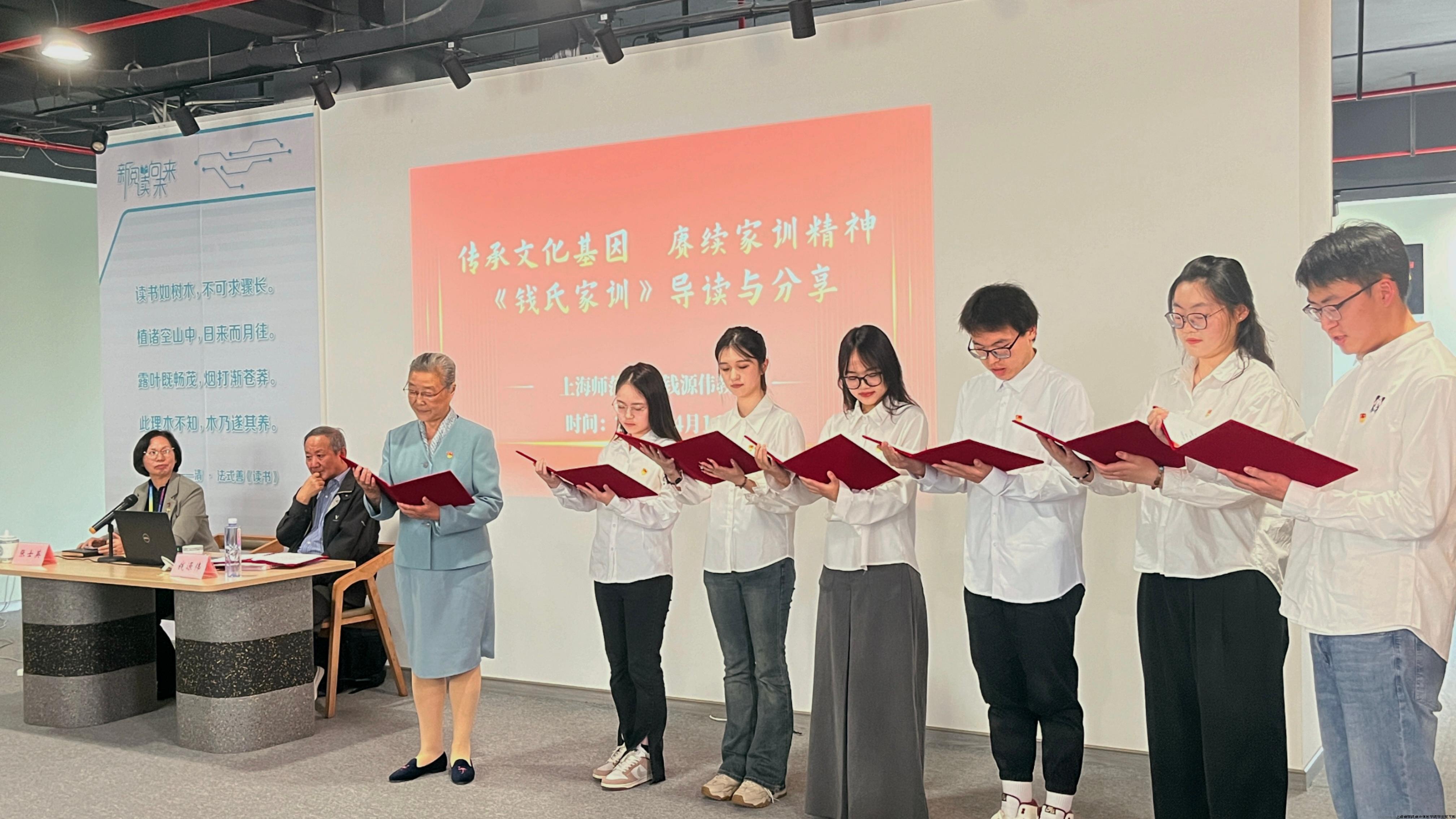 图三为学生代表朗诵.jpg