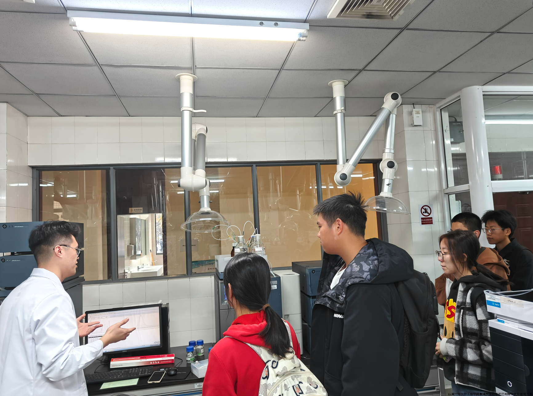 2023年12月，党支部面对新生开展实验室安全工作培训