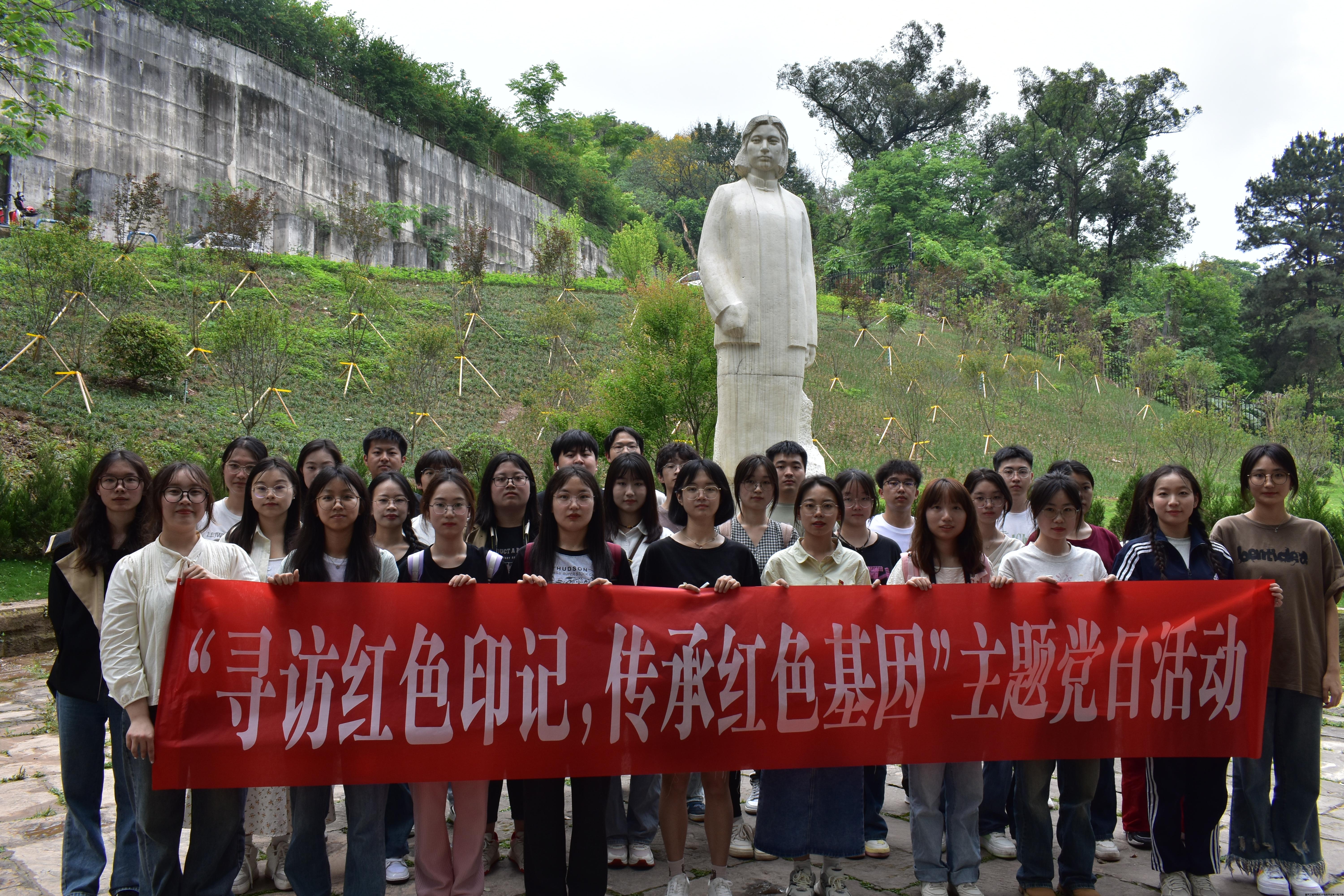 “寻访红色印记，传承红色基因”主题党日活动（3）.JPG