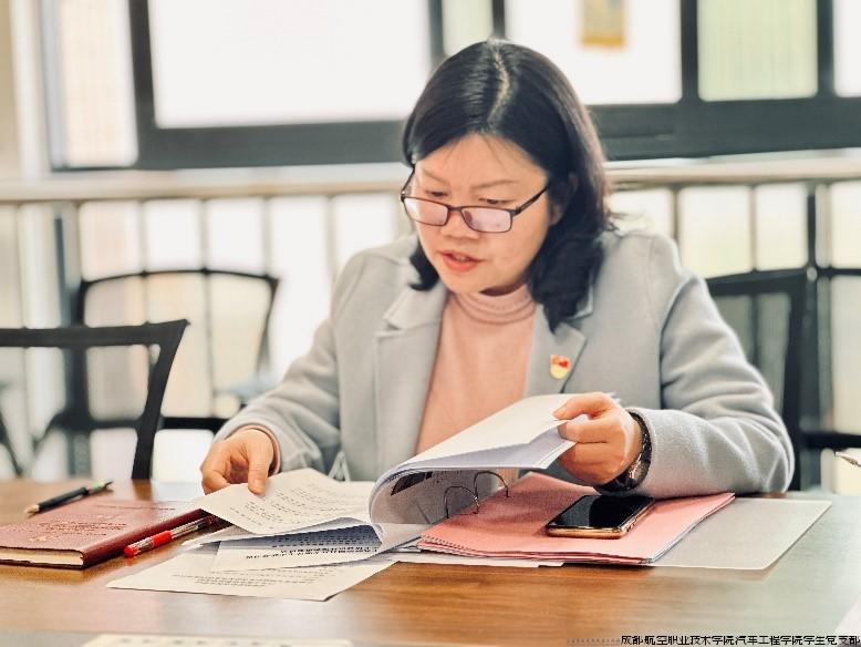 汽车工程学院党总支副书记王青春领学.jpg