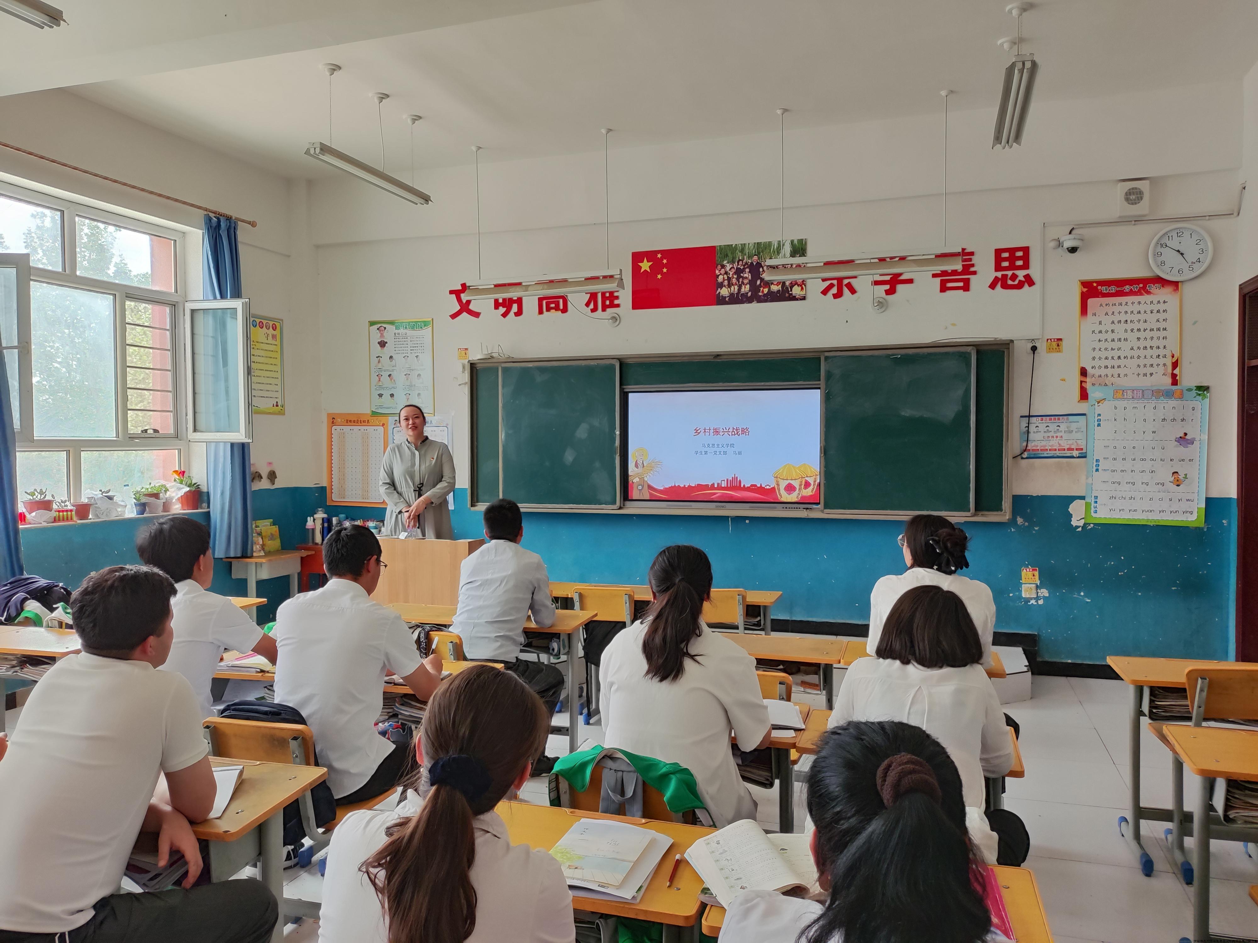 4月26日带队教师马丽在清泉小学为老师们宣讲.jpg