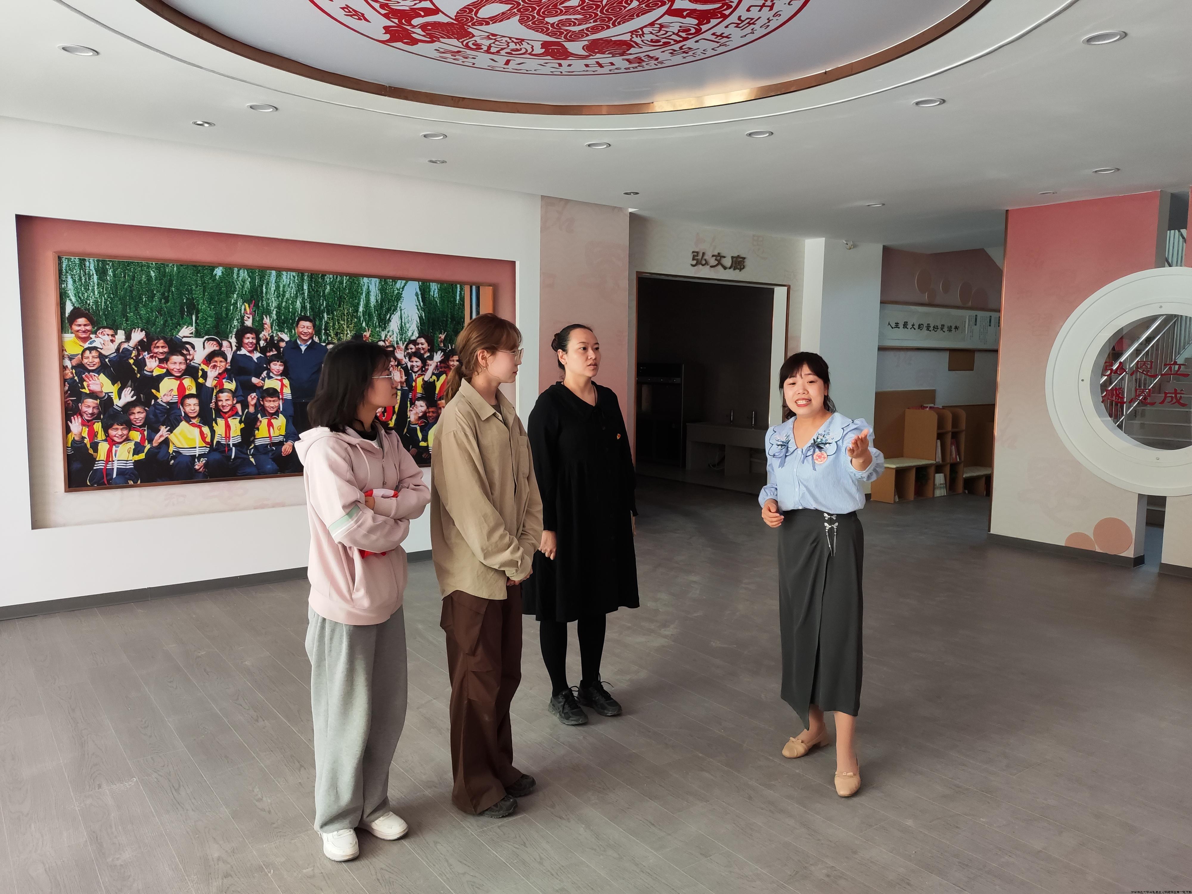 5月1日成员们在托克扎克镇中心小学参观学习.jpg