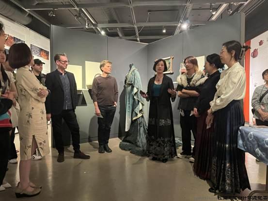 Jo Ann C. Stabb设计收藏馆馆长Adele Zhang女士开幕式致辞.jpeg