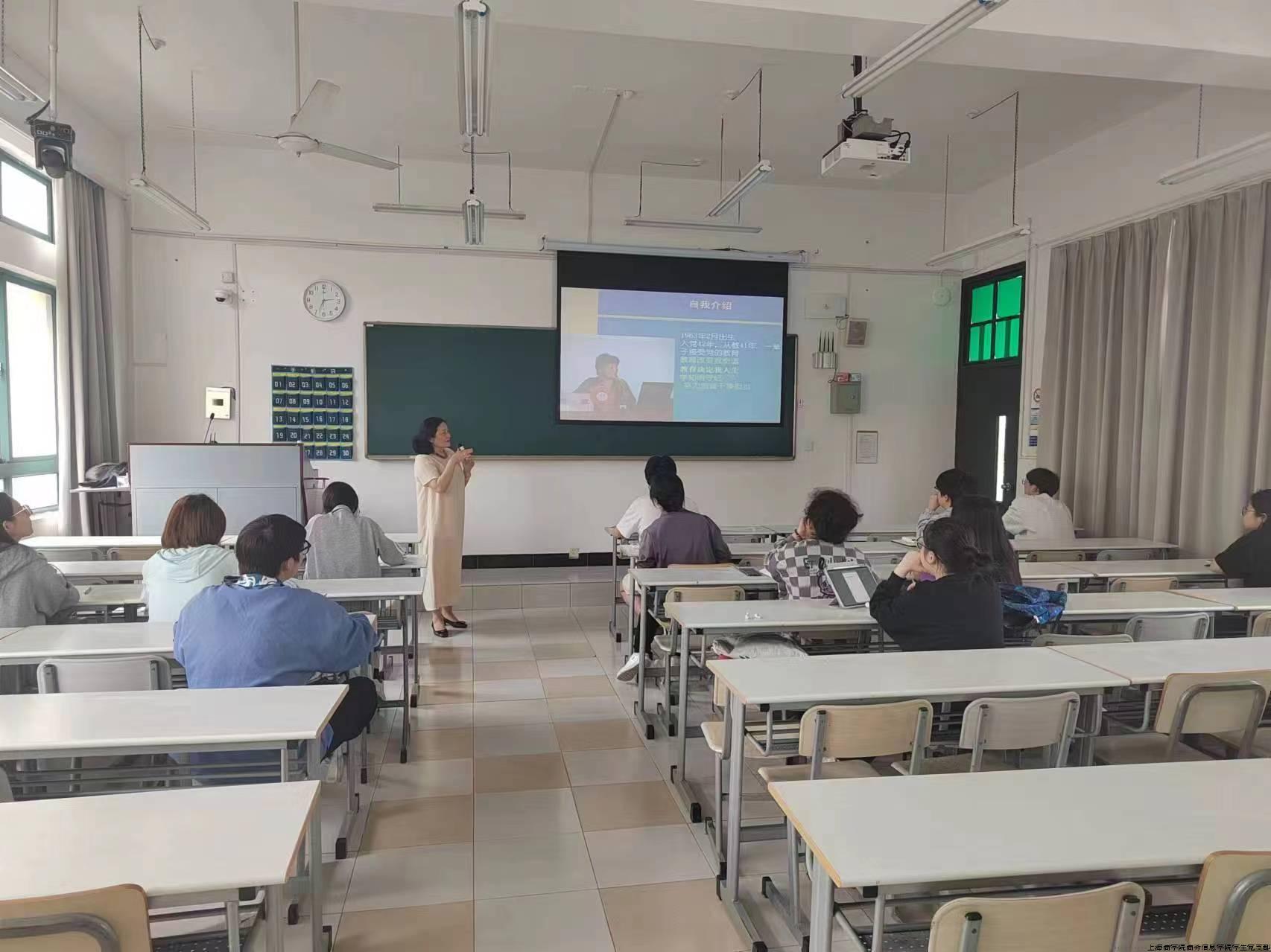 图为同学们认真听讲照片.jpg