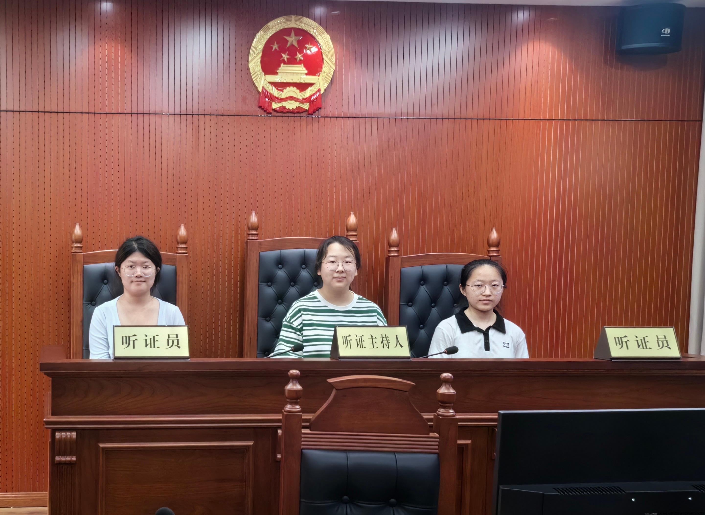 哲法学生代表.jpg 哲法学生代表.jpg