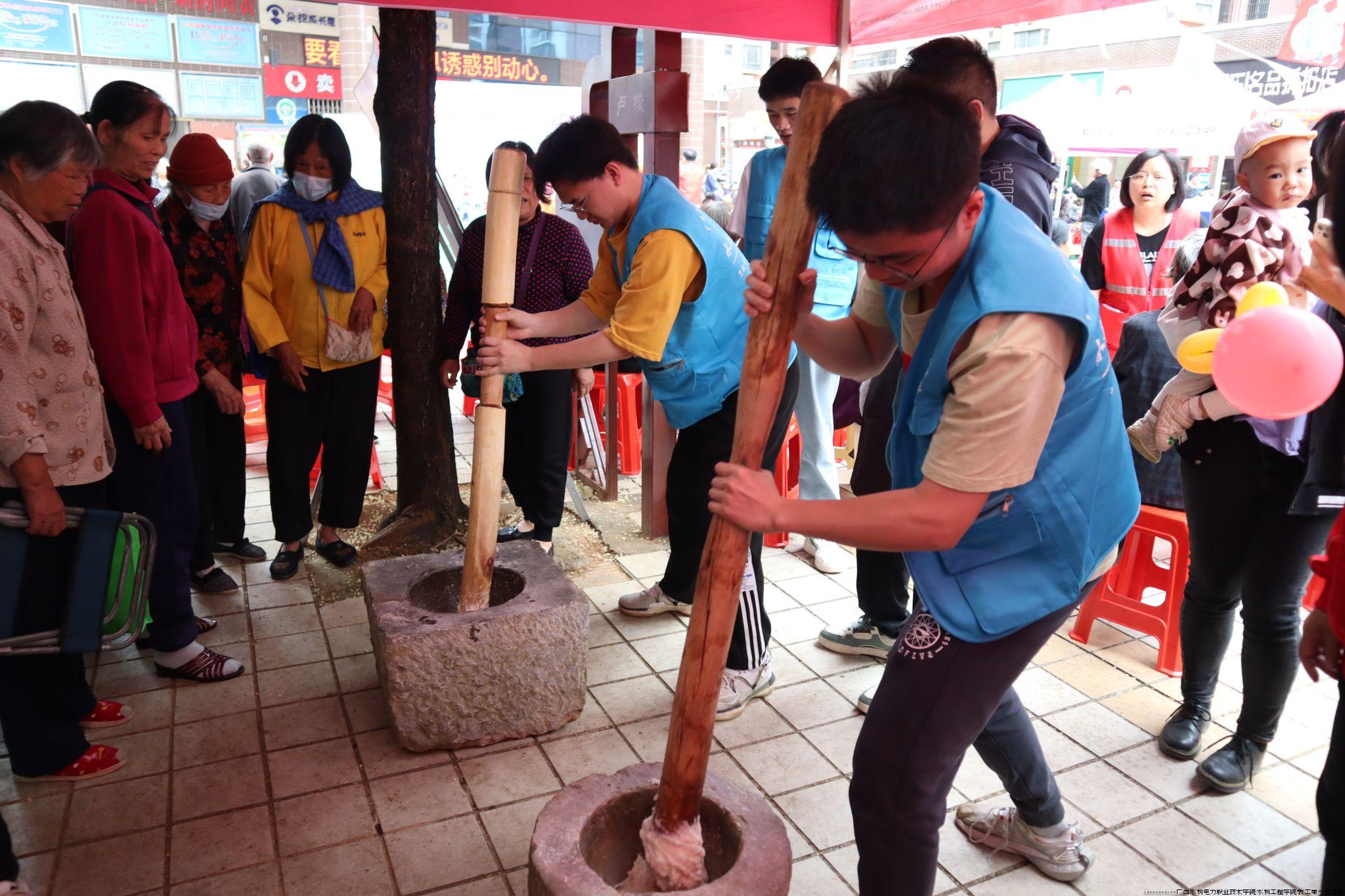 6.学生与居民一起打糍粑.jpg