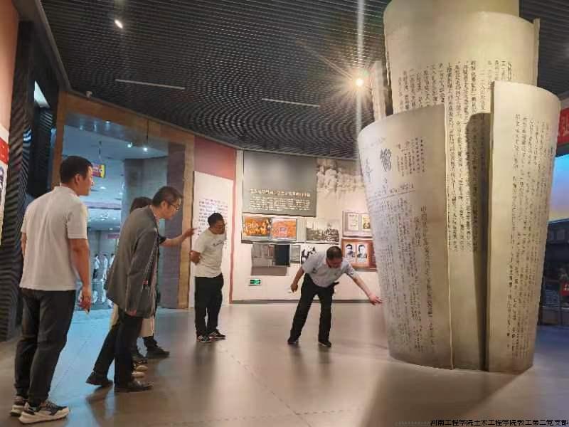 参观中原英烈纪念馆展厅，缅怀革命英烈
