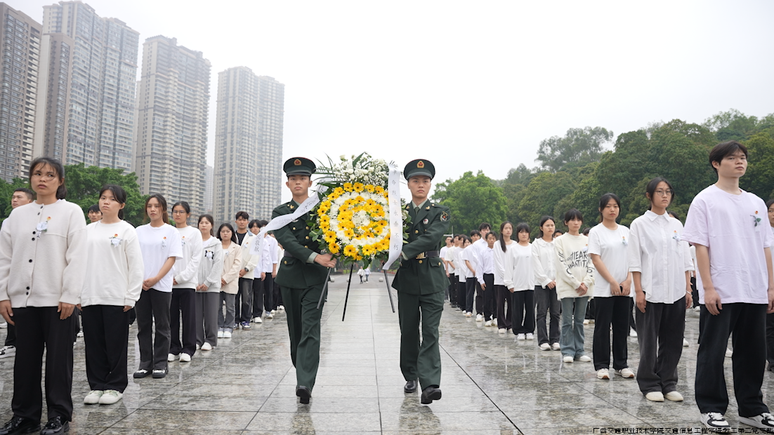 图四：敬献花篮.png