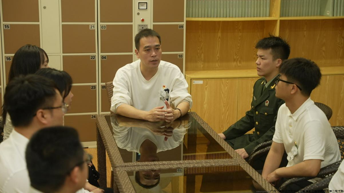 图7：教工第二党支部书记杨顺韬为师生开展专题座谈会.png
